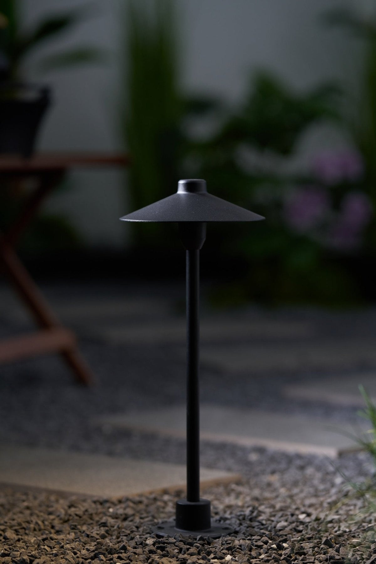 Shadowcap LED Path Light – Minimalist Outdoor Garden Lamp in Black
