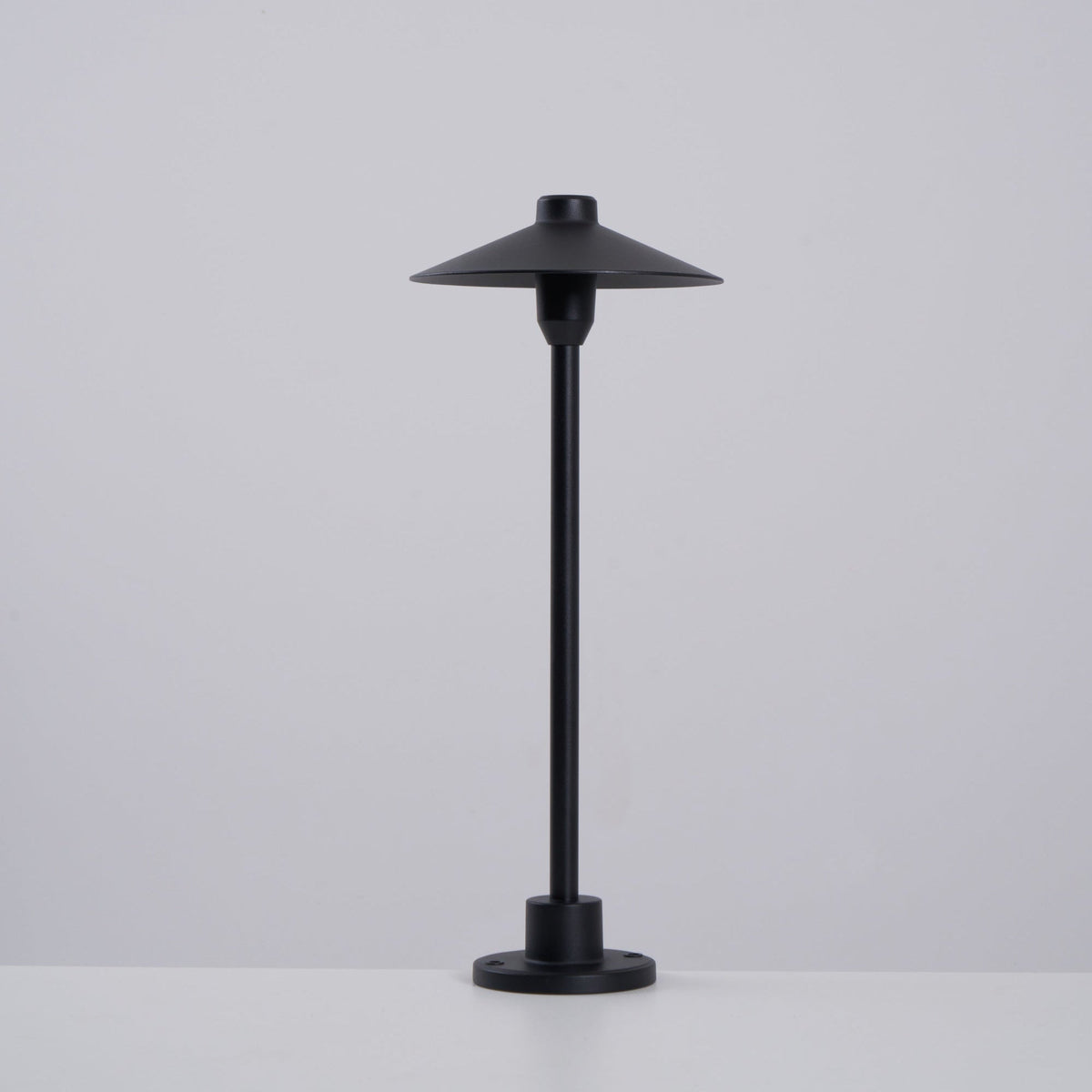 Shadowcap LED Path Light – Minimalist Outdoor Garden Lamp in Black