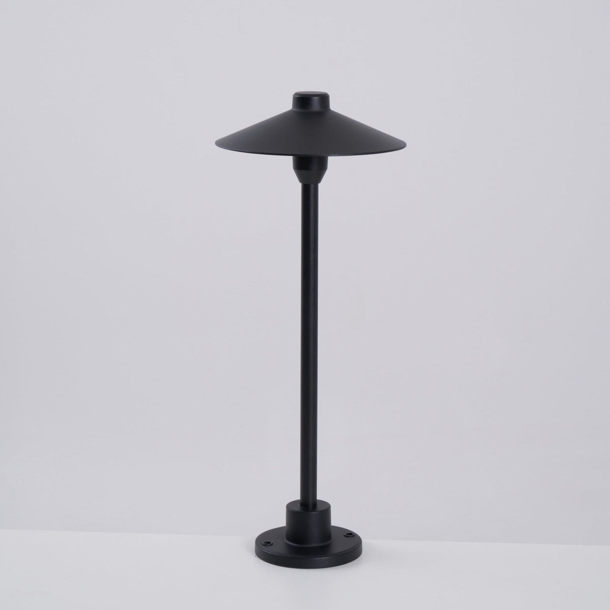 Shadowcap LED Path Light – Minimalist Outdoor Garden Lamp in Black