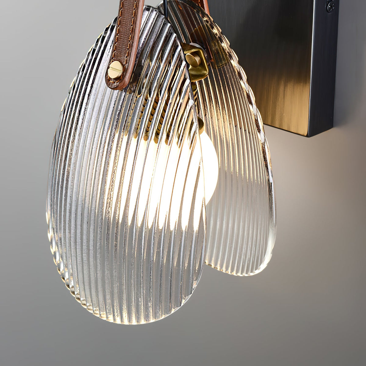 shell-glass-wall-lamp