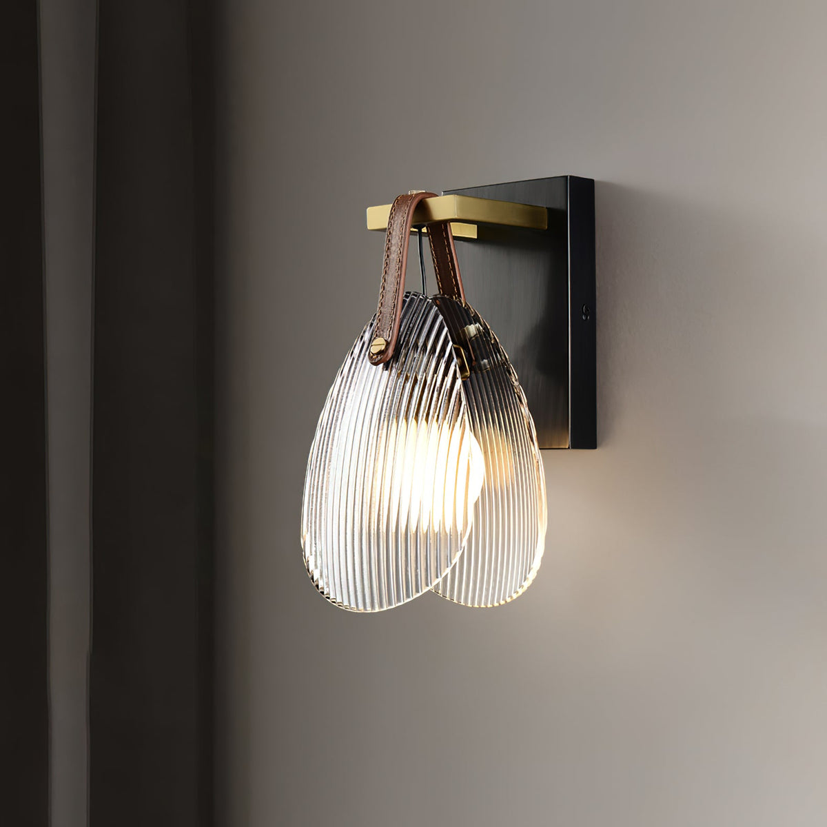 shell-glass-wall-lamp