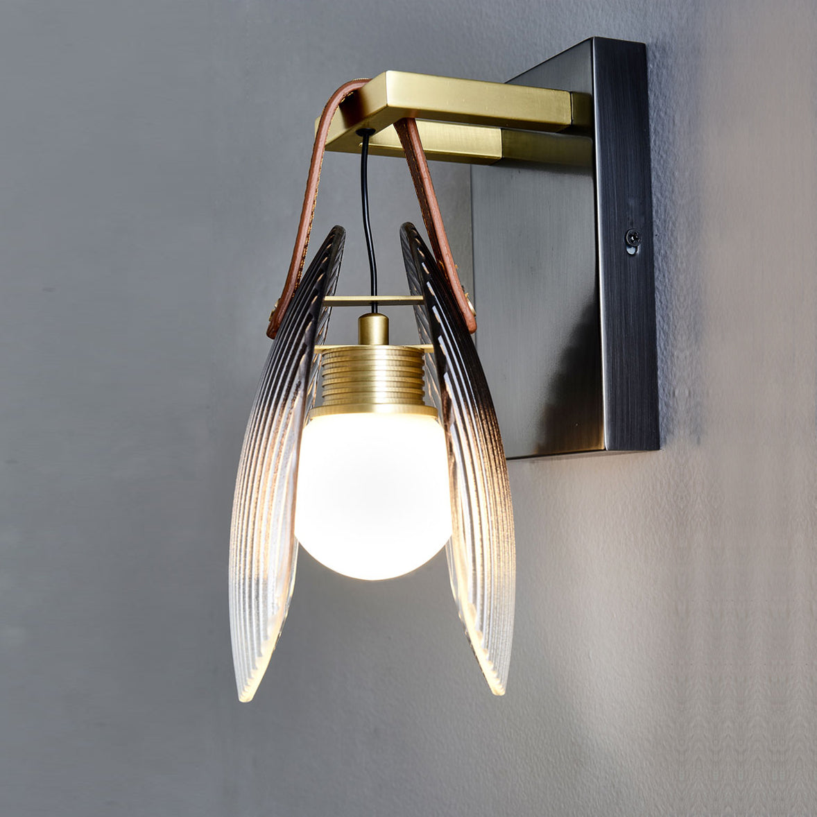 shell-glass-wall-lamp