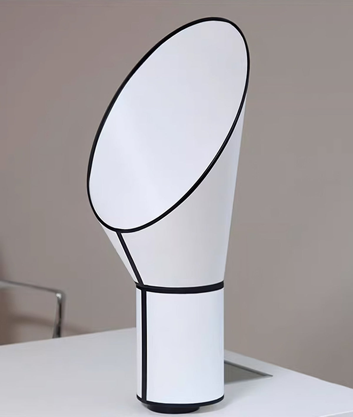 Artful Outline Table Lamp – Modern Geometric Illumination for Bedside and Living Spaces
