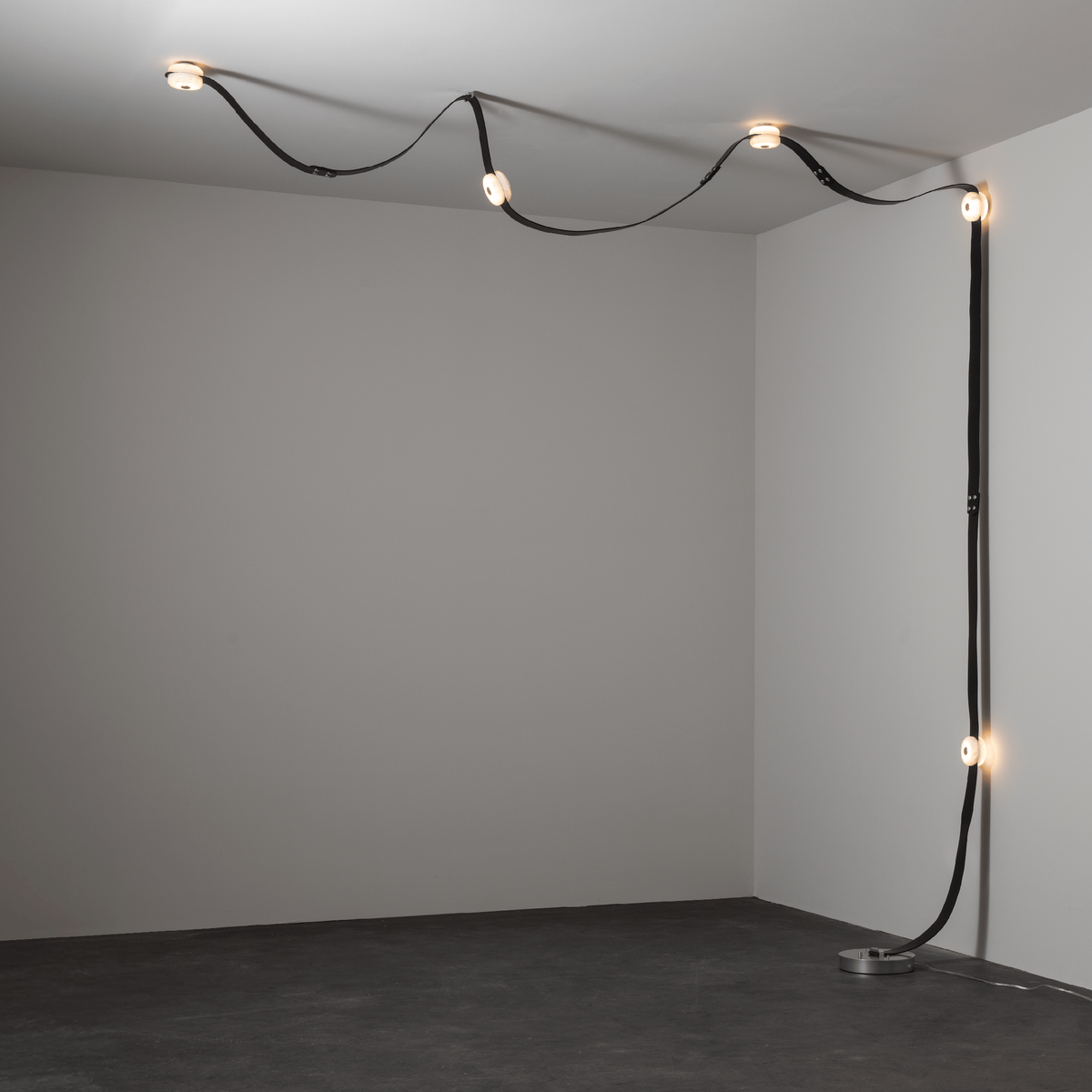 snaps-led-floor-to-ceiling-lamp