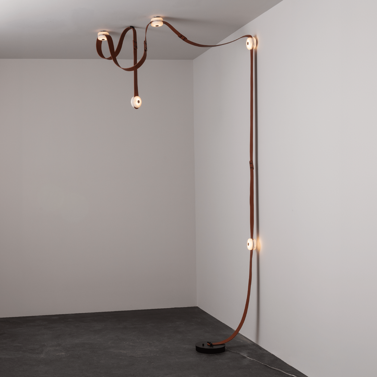 snaps-led-floor-to-ceiling-lamp