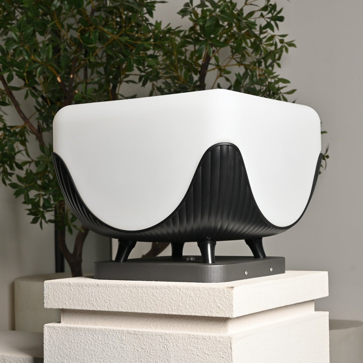 Solarca Cube Solar-Powered Outdoor Light – Sculptural Garden & Patio Lamp