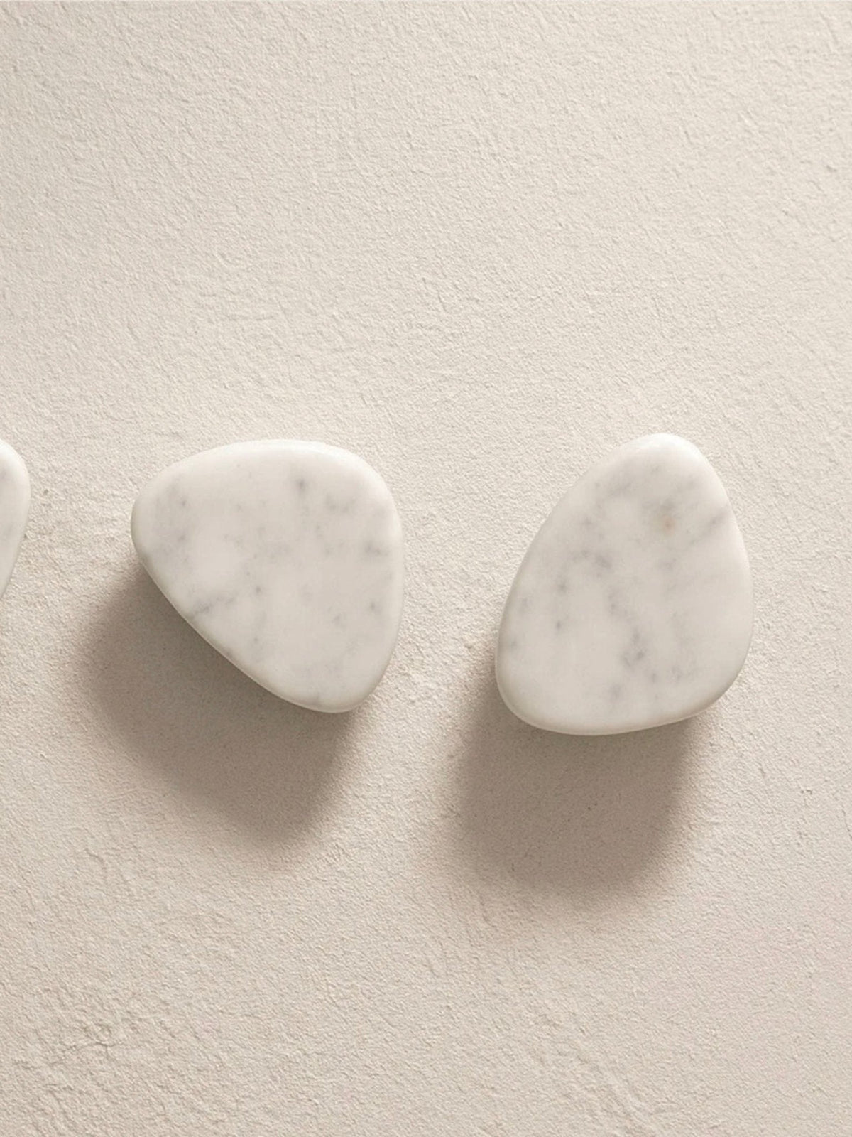 Sole Wall Hook in Natural Onyx – Sculptural Stone Coat Hook for Entryways and Bedrooms