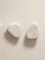 Sole Wall Hook in Natural Onyx – Sculptural Stone Coat Hook for Entryways and Bedrooms