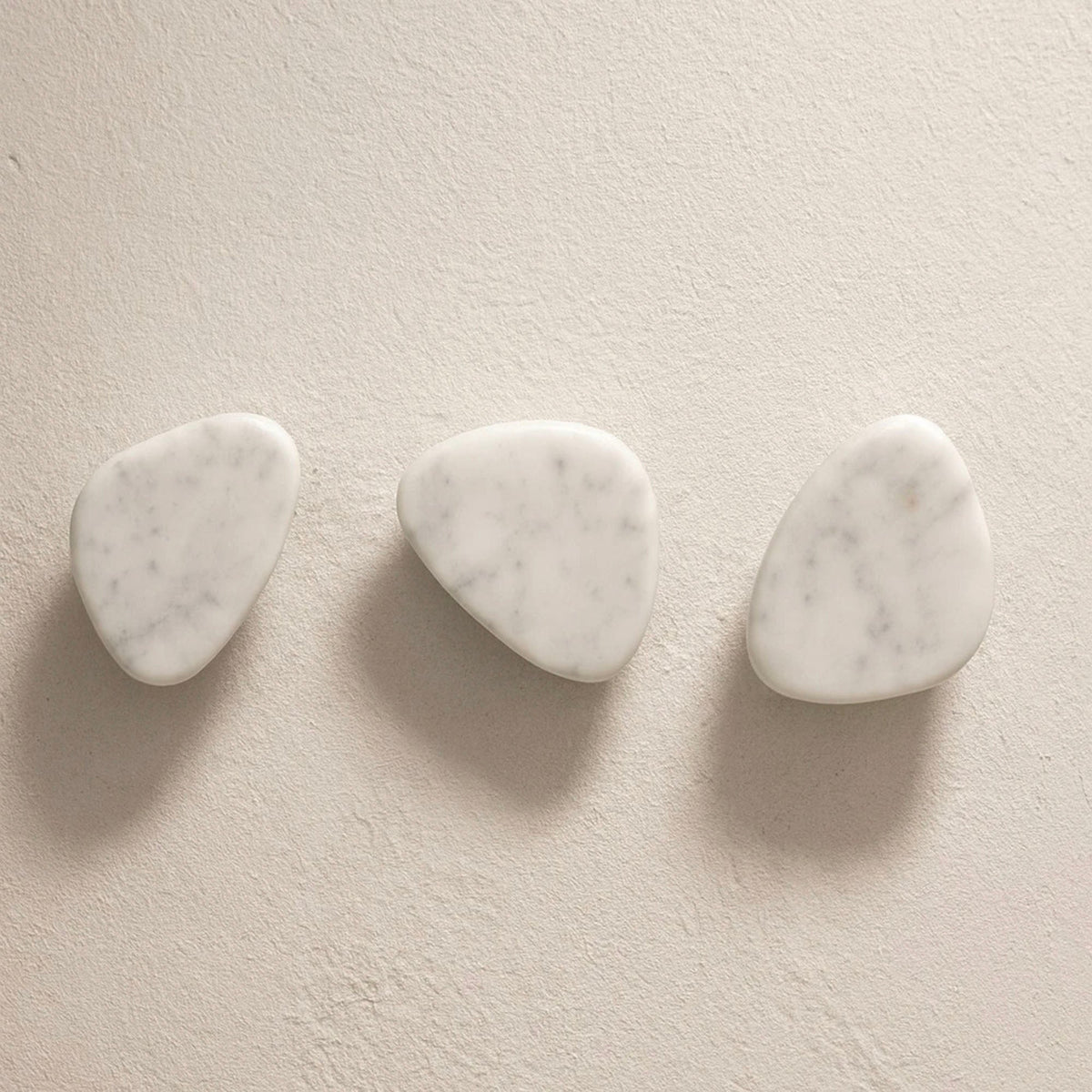 Sole Wall Hook in Natural Onyx – Sculptural Stone Coat Hook for Entryways and Bedrooms