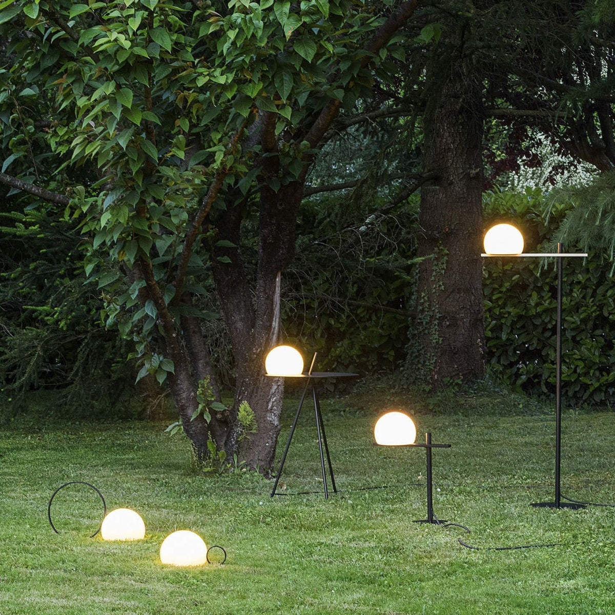 Soluna Tripod Solar Outdoor Lamp with Side Table in Silver Gray
