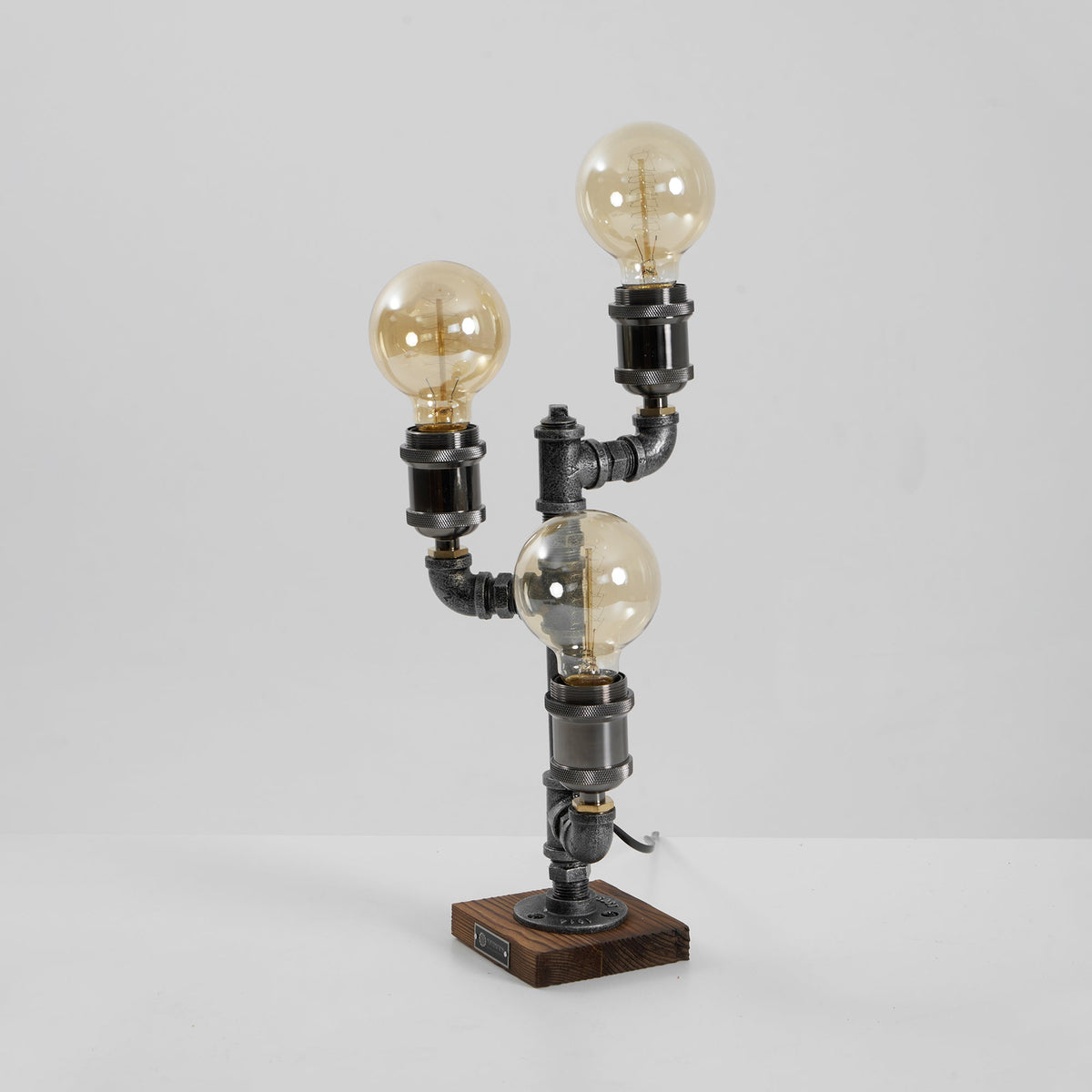 steampunk-pipe-table-lamp