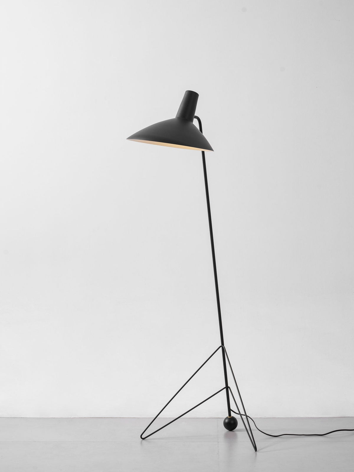 svelte-noir-floor-lamp