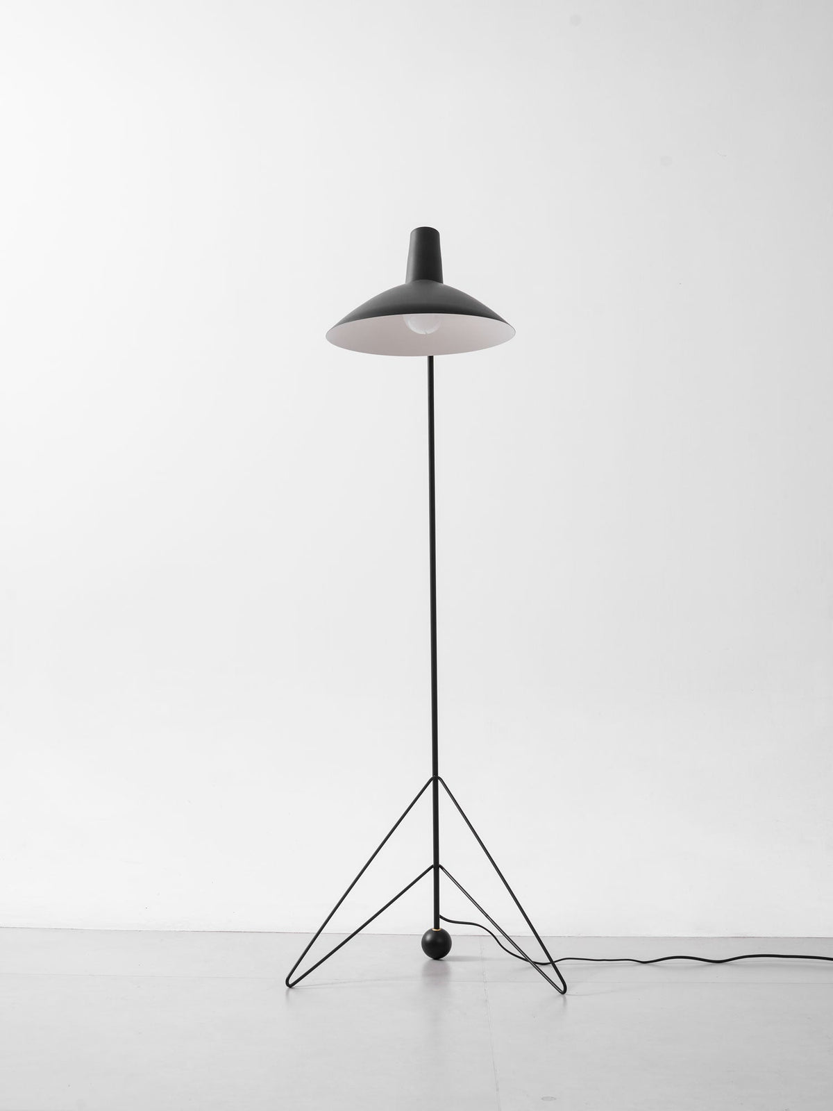 svelte-noir-floor-lamp