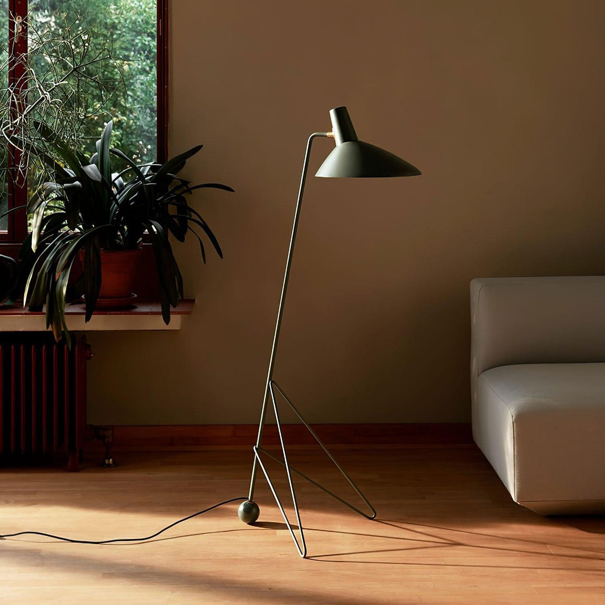 svelte-noir-floor-lamp