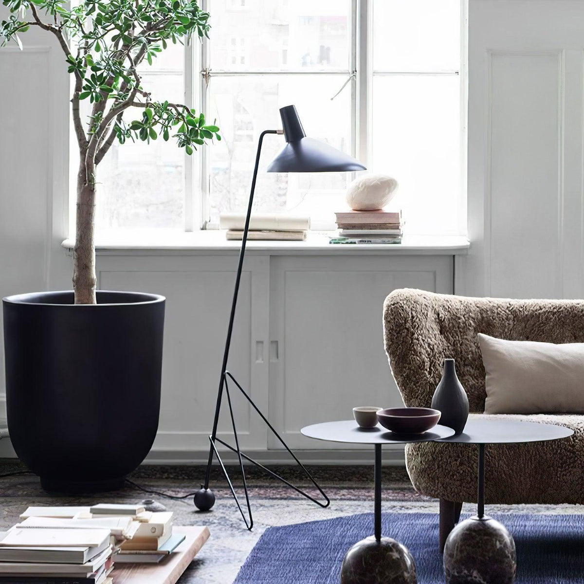 svelte-noir-floor-lamp