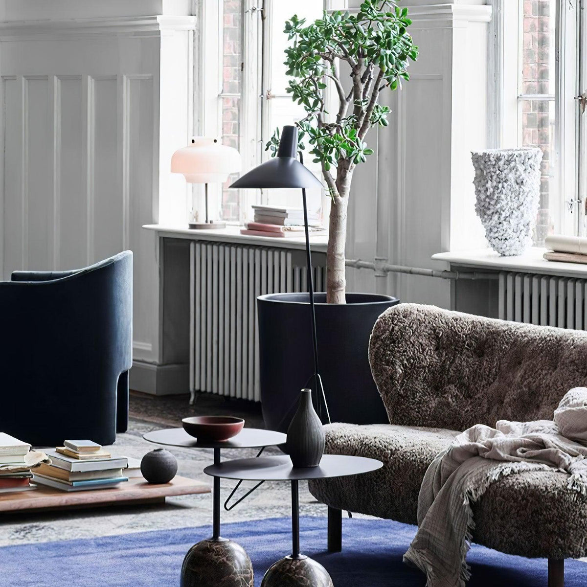 svelte-noir-floor-lamp
