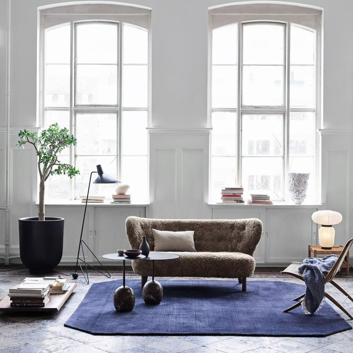 svelte-noir-floor-lamp
