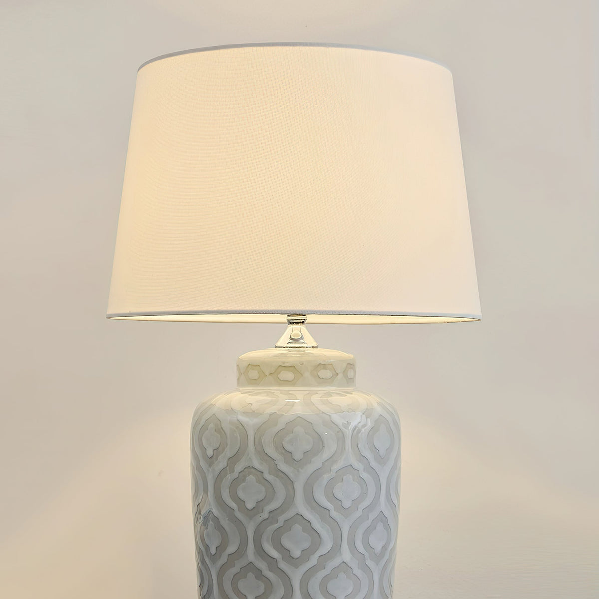 textured-jar-table-lamp