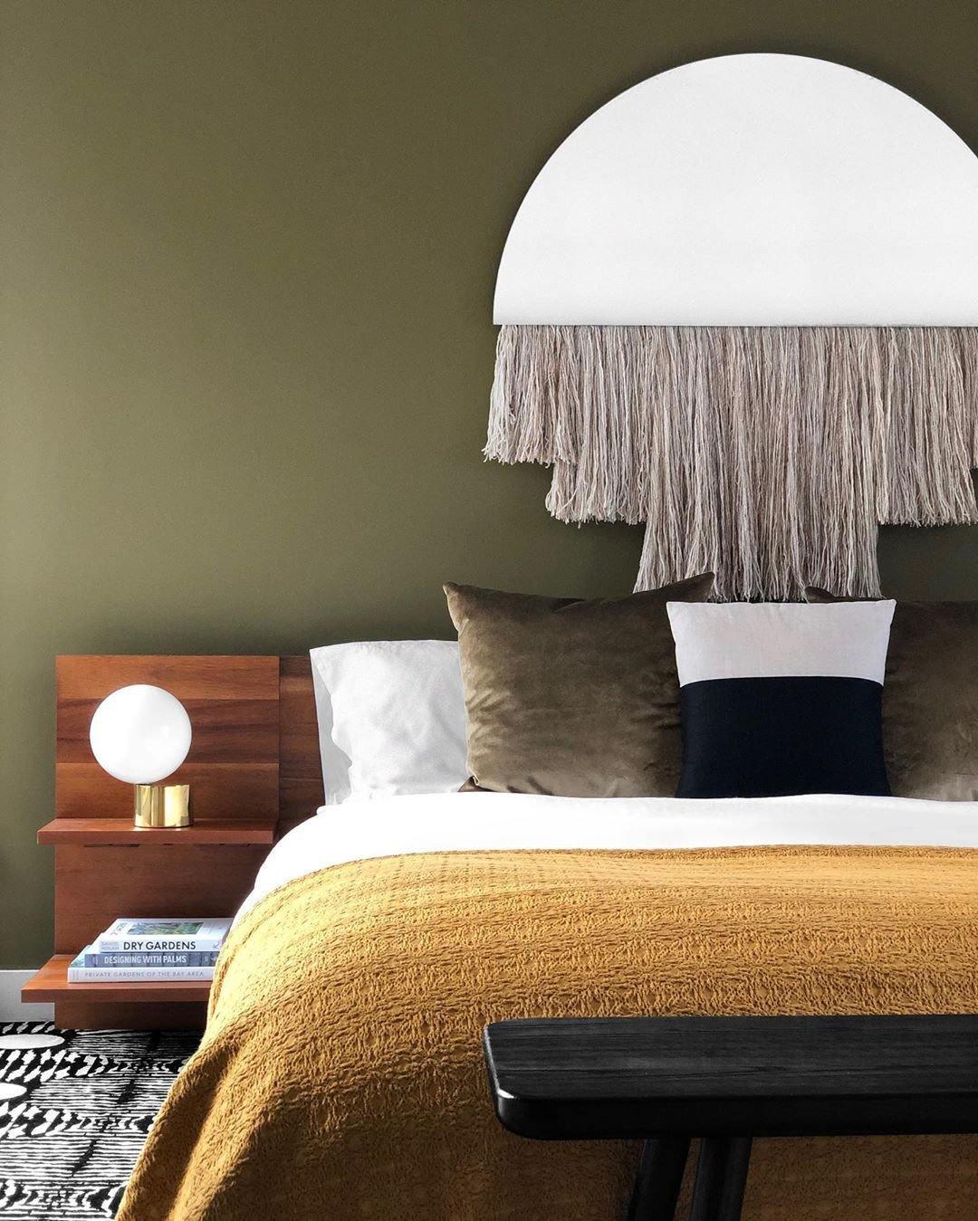 Tip Of The Tongue Table Lamp