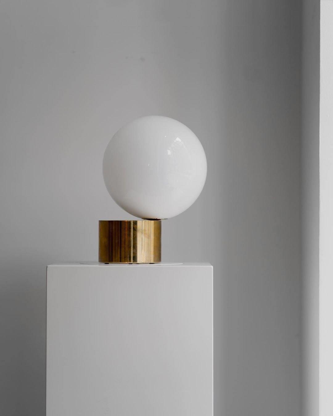 Tip Of The Tongue Table Lamp