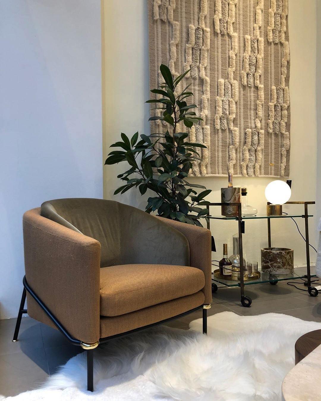 Tip Of The Tongue Table Lamp