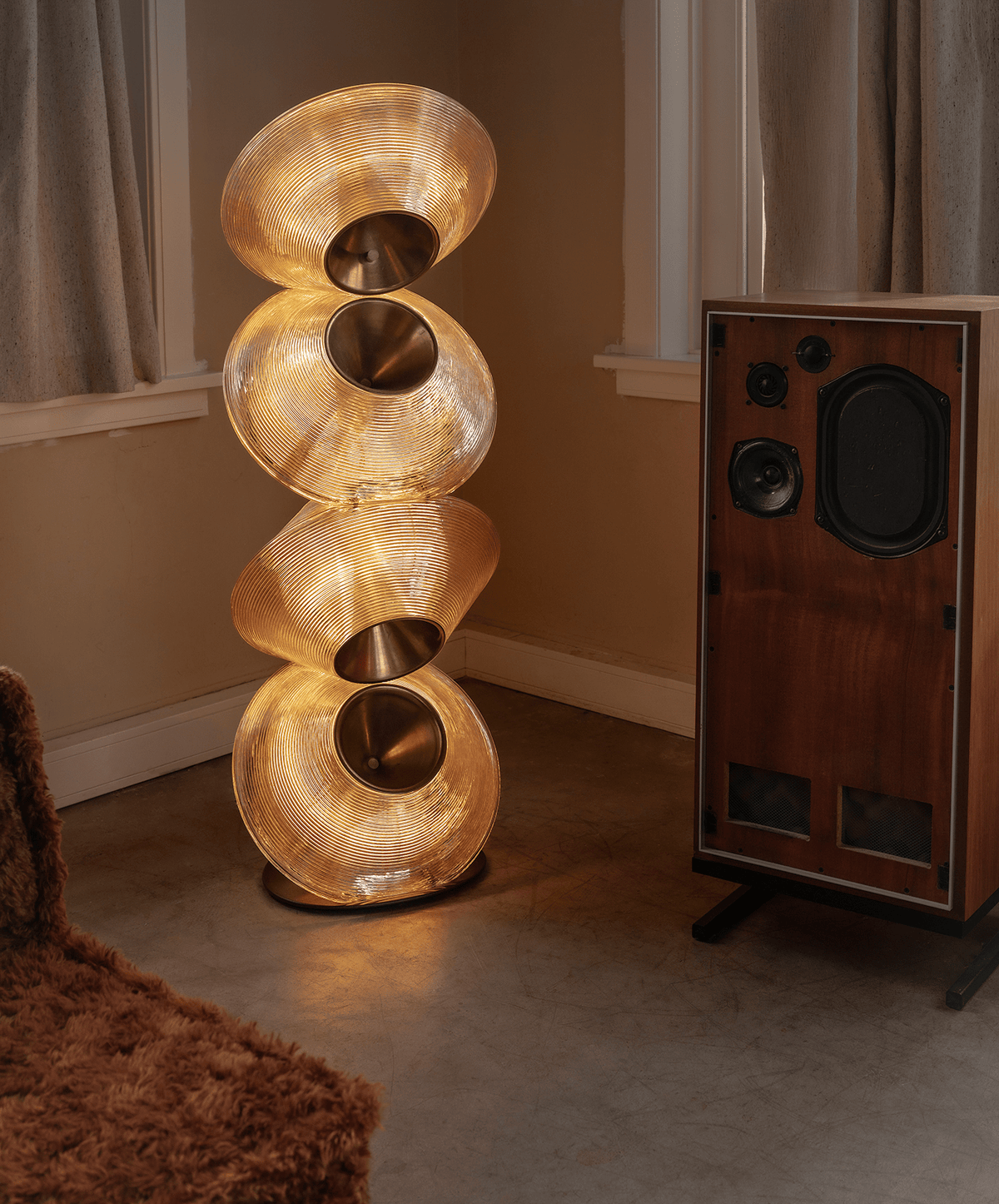 Tol Floor Lamp — Sculptural Gold Resin Totem, Modern LED Floor Light