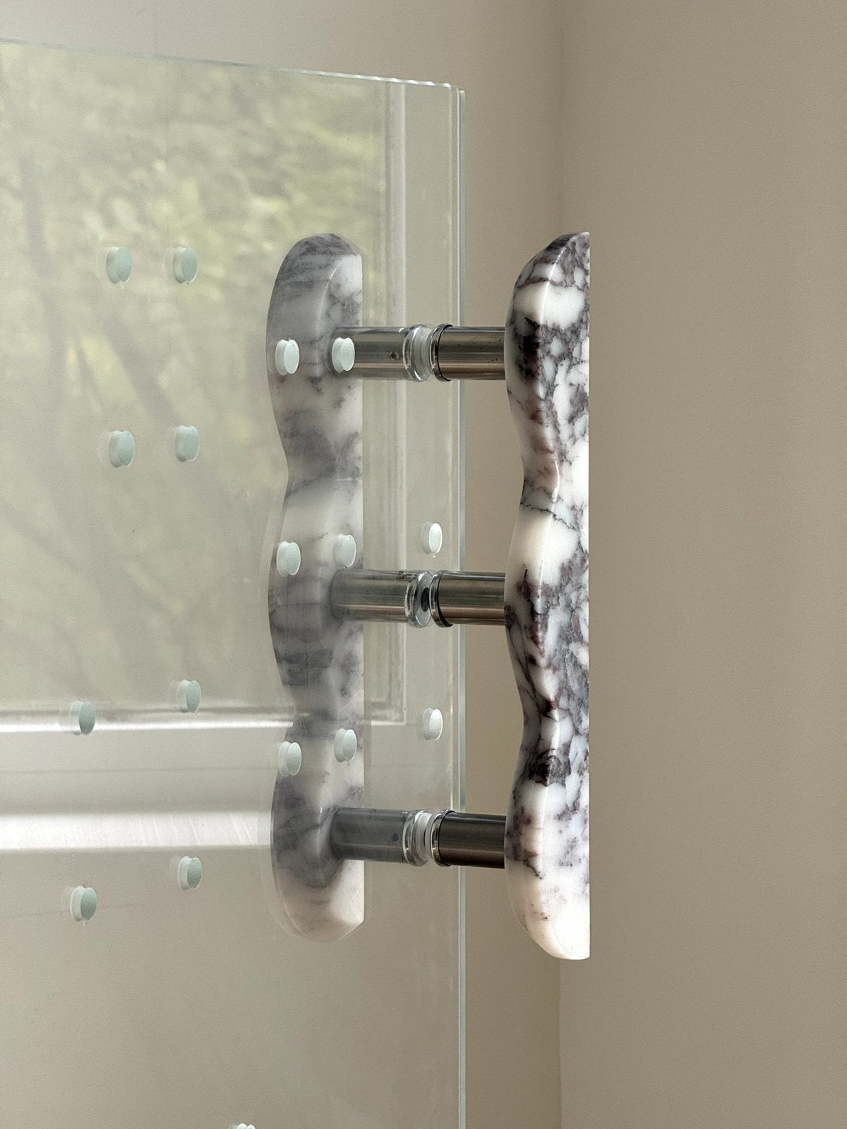 Sculptural Marble Twin-Curve Pull Handle for Cabinetry and Furniture