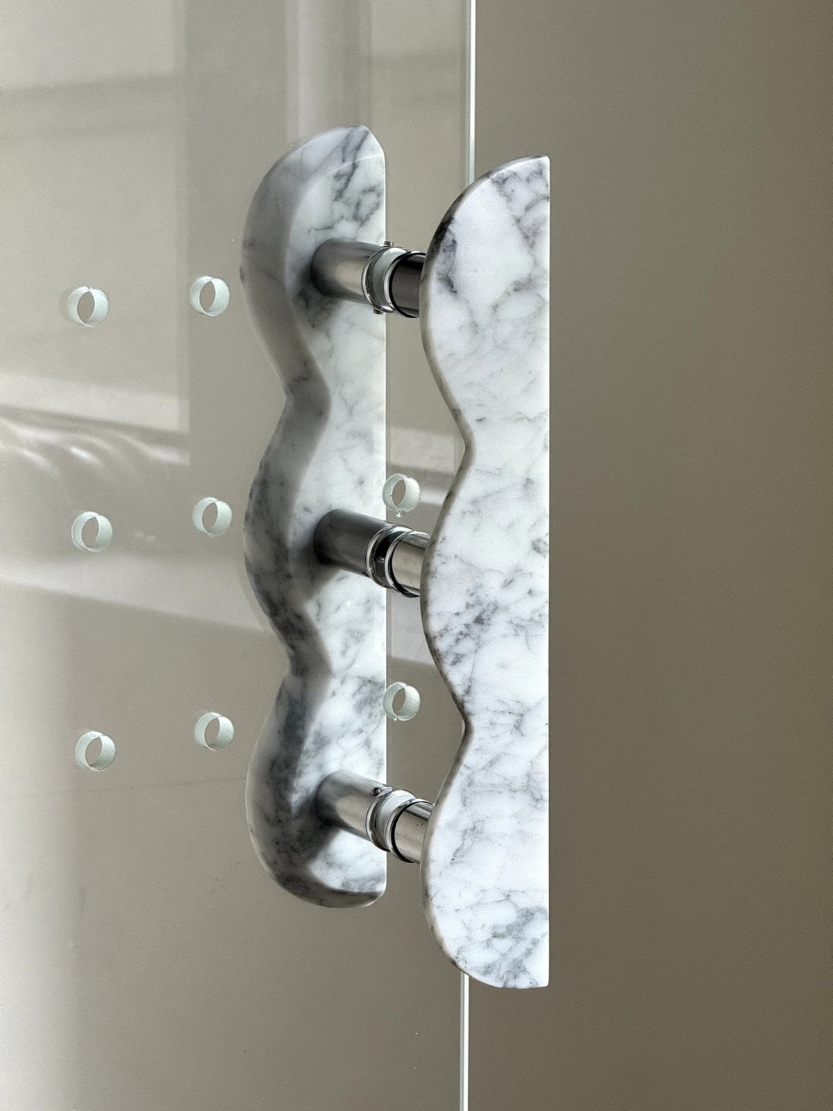Sculptural Marble Twin-Curve Pull Handle for Cabinetry and Furniture