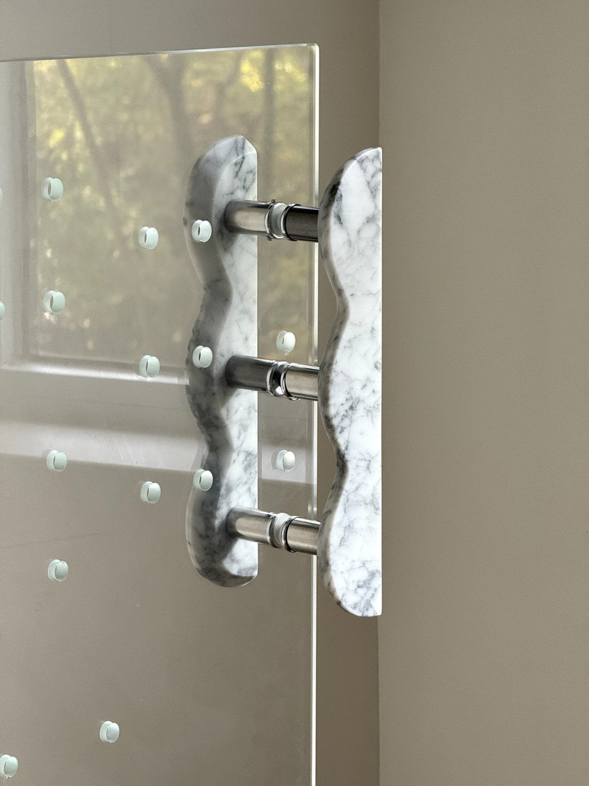 Sculptural Marble Twin-Curve Pull Handle for Cabinetry and Furniture