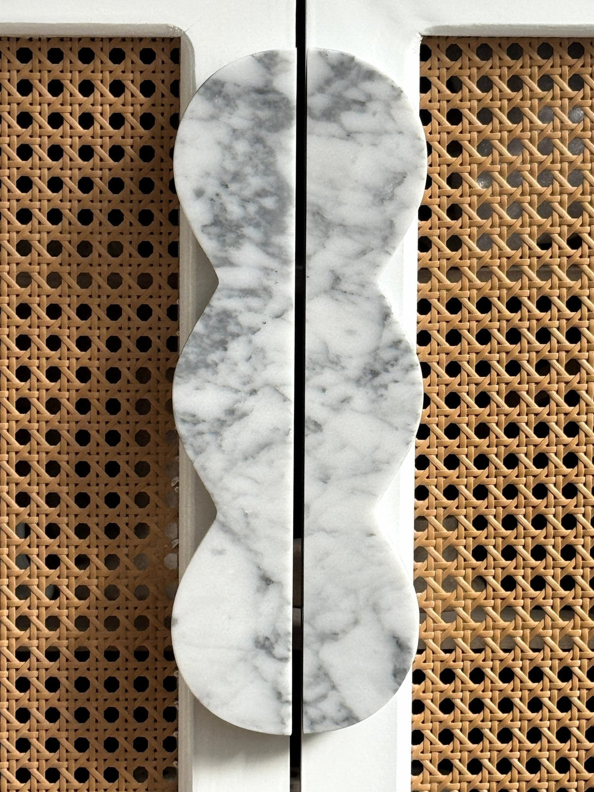 Sculptural Marble Twin-Curve Pull Handle for Cabinetry and Furniture