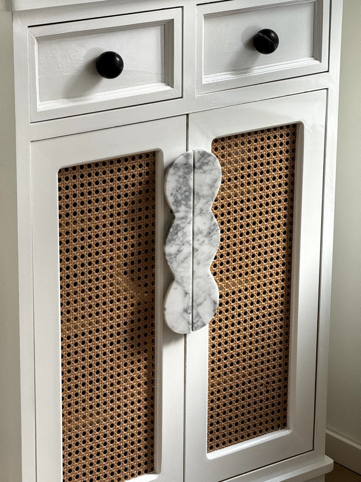 Sculptural Marble Twin-Curve Pull Handle for Cabinetry and Furniture