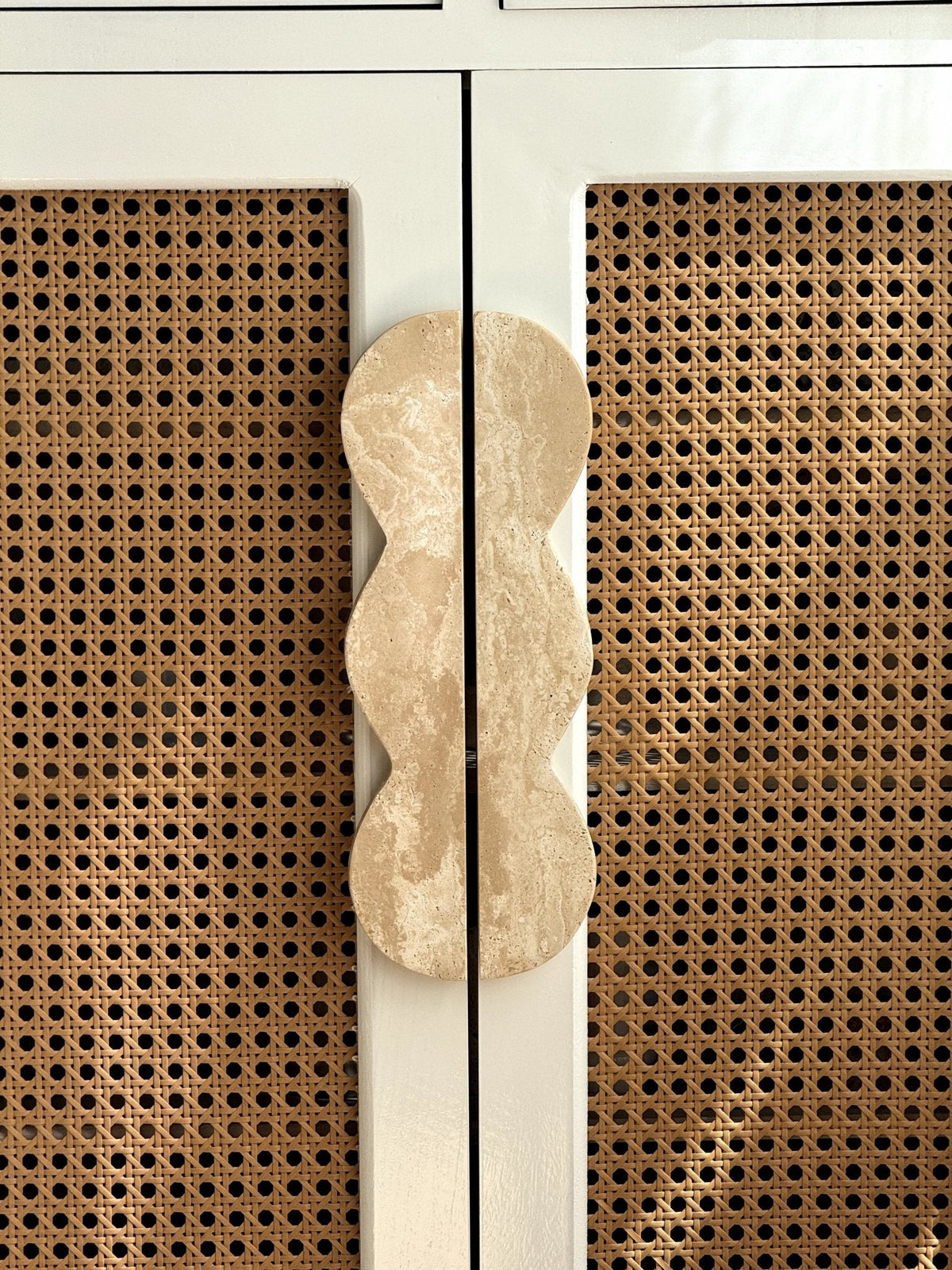 Sculptural Marble Twin-Curve Pull Handle for Cabinetry and Furniture