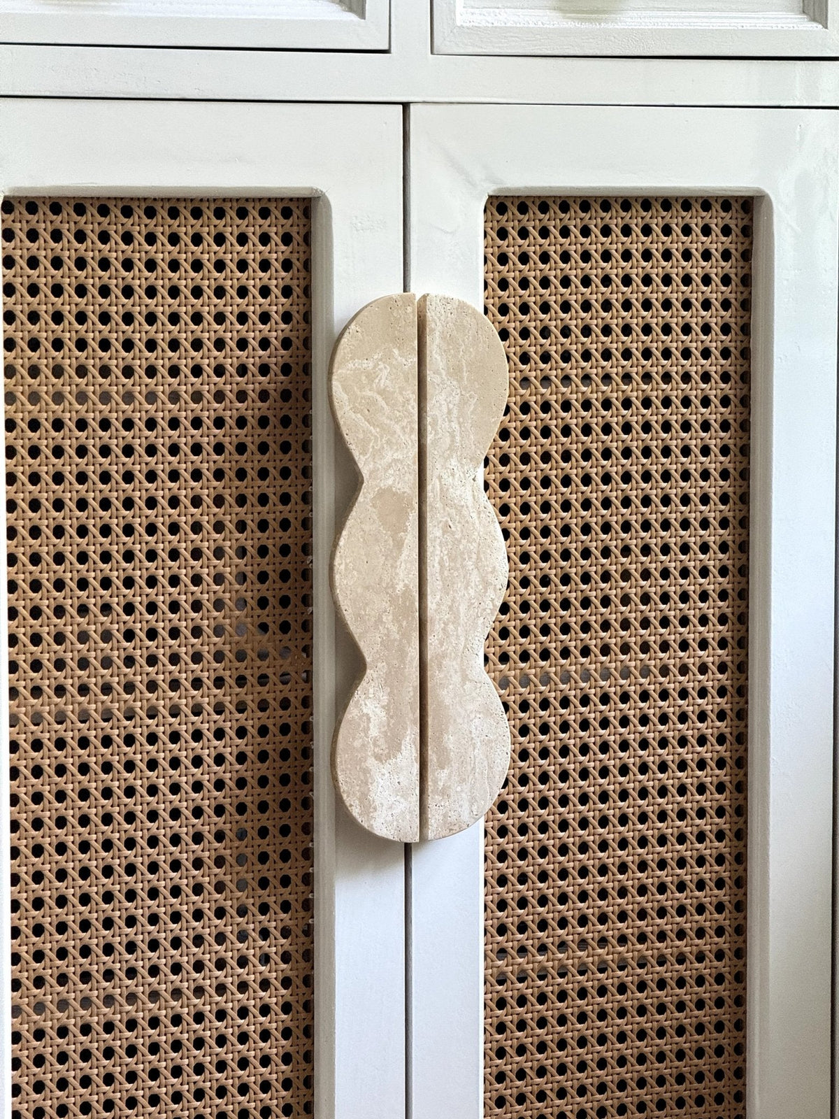Sculptural Marble Twin-Curve Pull Handle for Cabinetry and Furniture