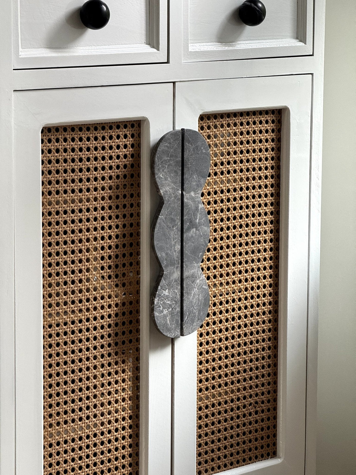 Sculptural Marble Twin-Curve Pull Handle for Cabinetry and Furniture