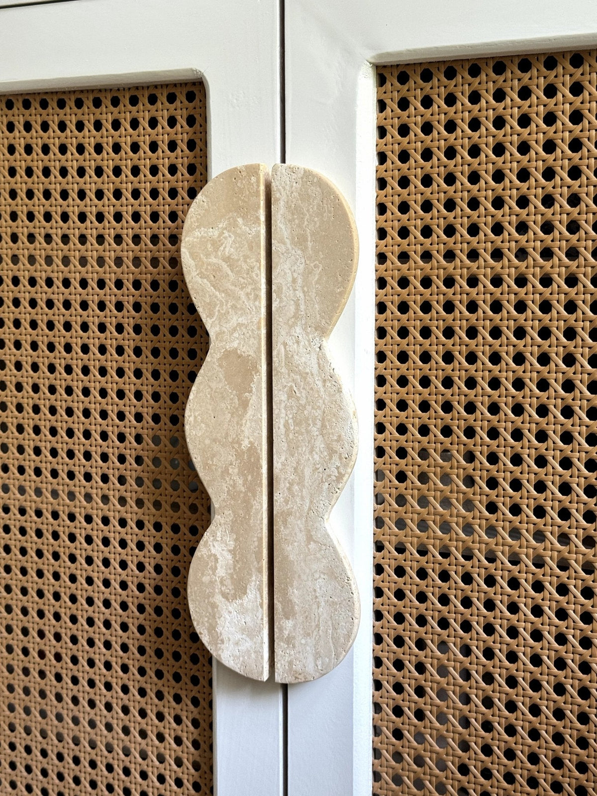 Sculptural Marble Twin-Curve Pull Handle for Cabinetry and Furniture