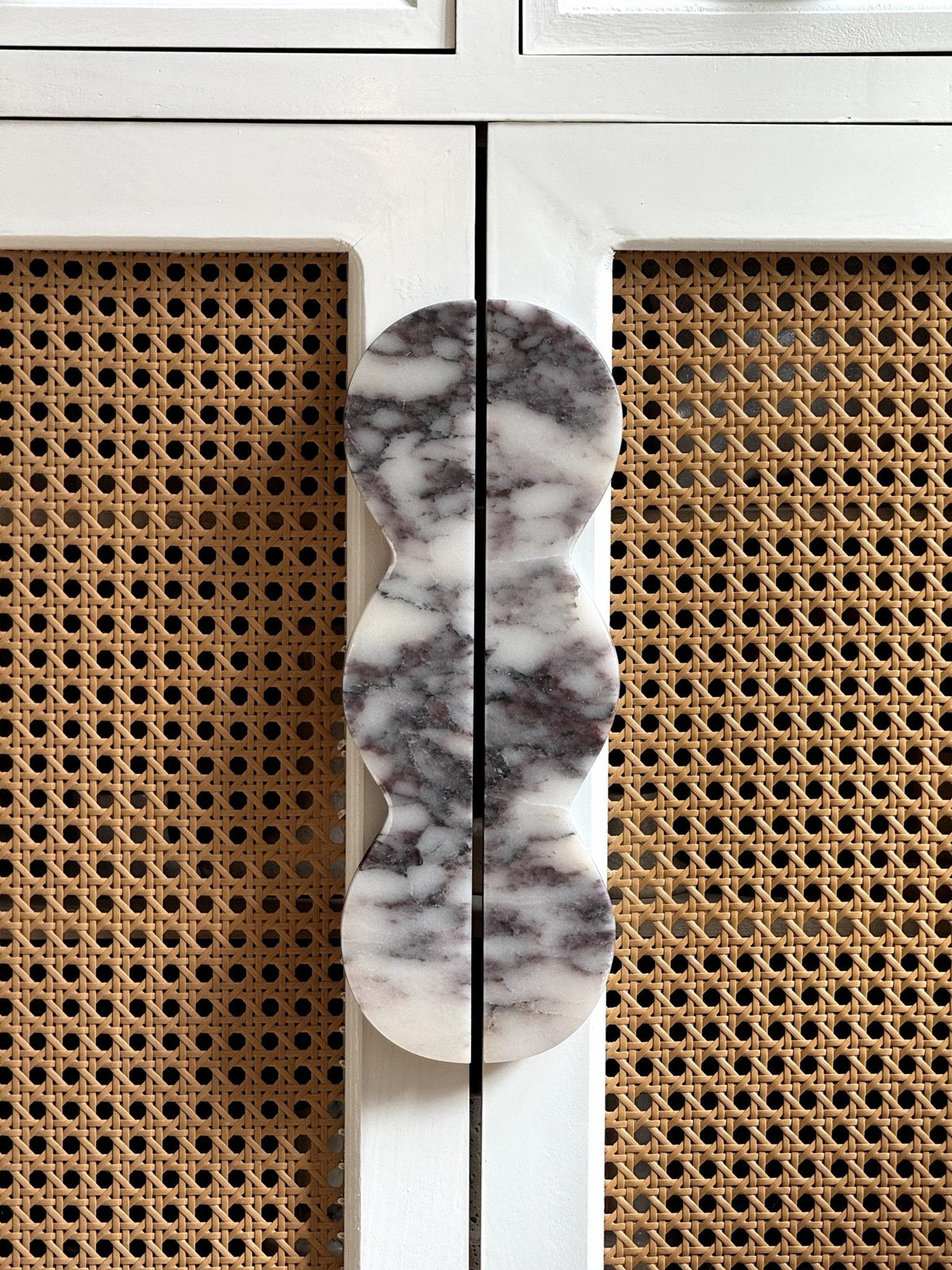 Sculptural Marble Twin-Curve Pull Handle for Cabinetry and Furniture