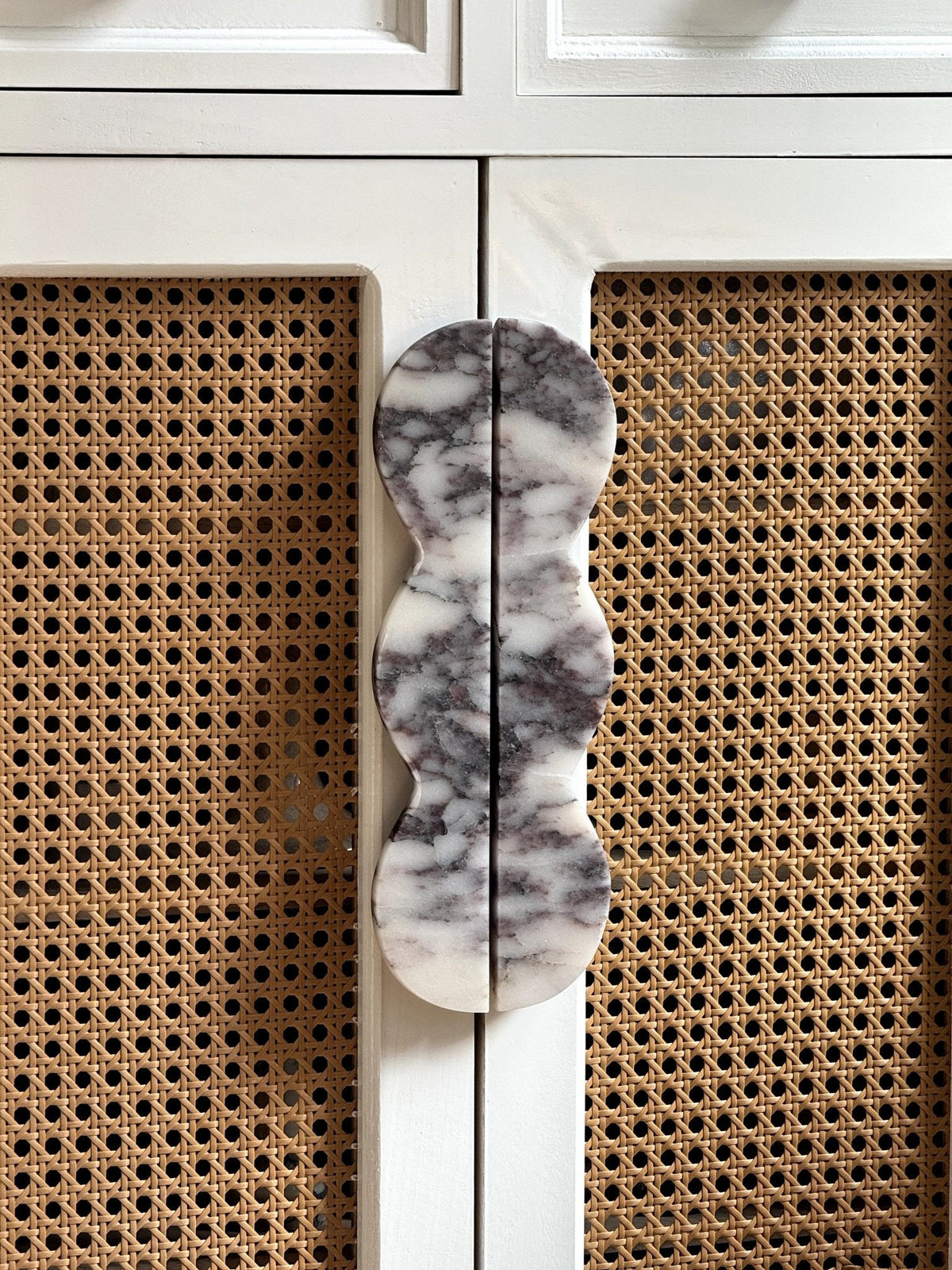 Sculptural Marble Twin-Curve Pull Handle for Cabinetry and Furniture