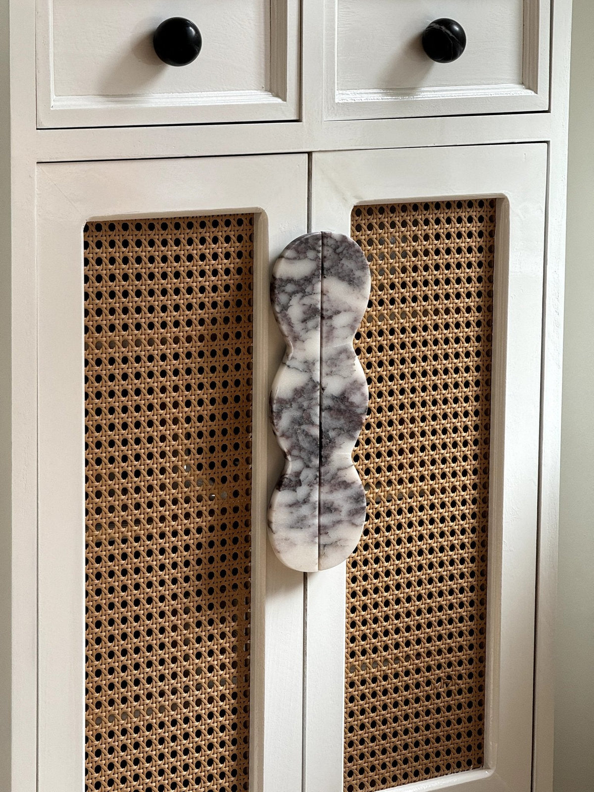 Sculptural Marble Twin-Curve Pull Handle for Cabinetry and Furniture