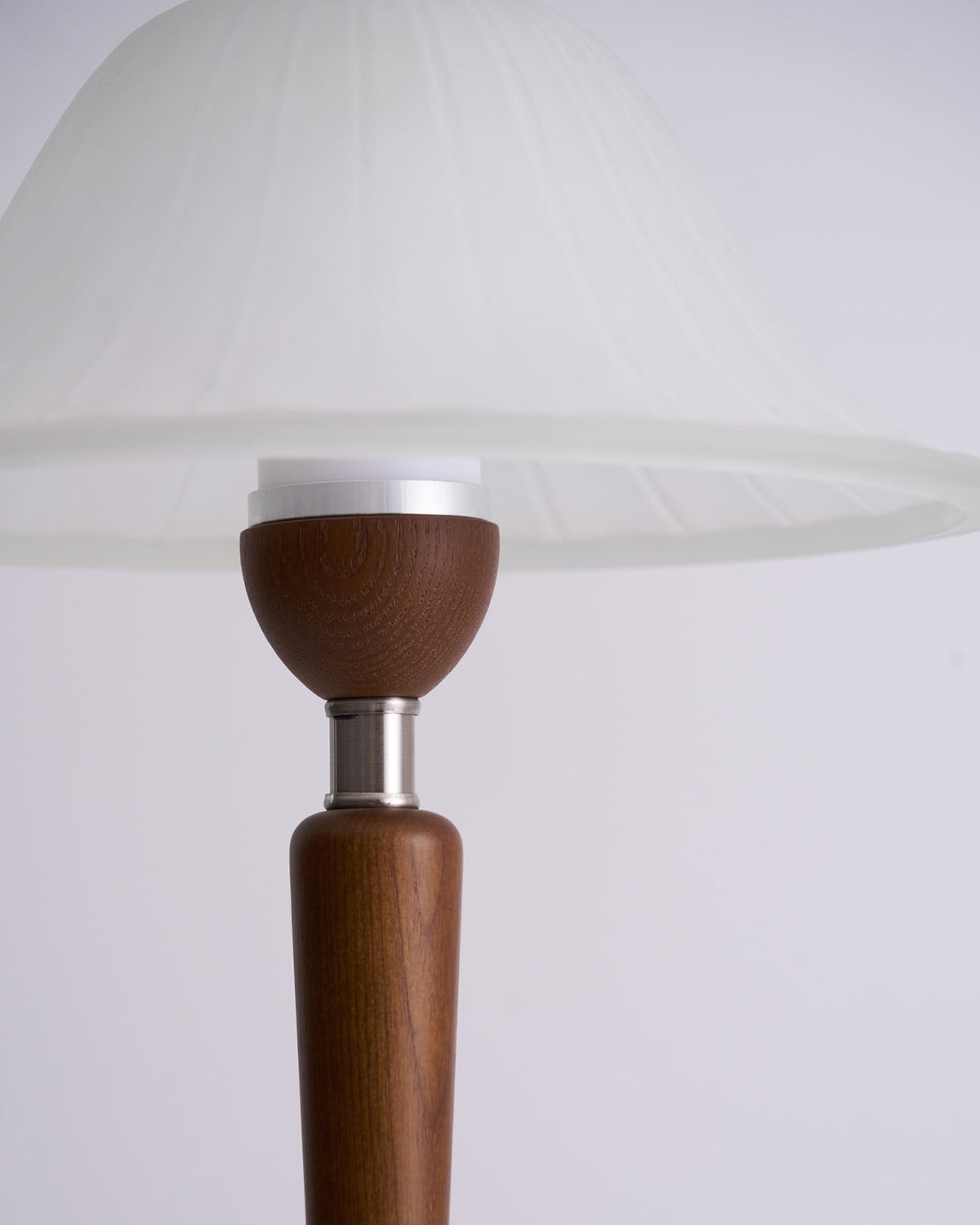 Winston Vintage Table Lamp – Fluted Glass & Walnut Wood LED Desk Lamp