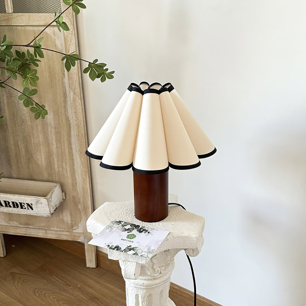 wooden-pillar-pleated-table-lamp