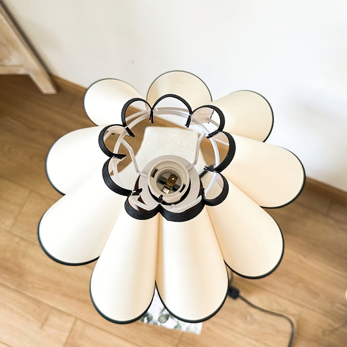 wooden-pillar-pleated-table-lamp