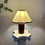 wooden-pillar-pleated-table-lamp