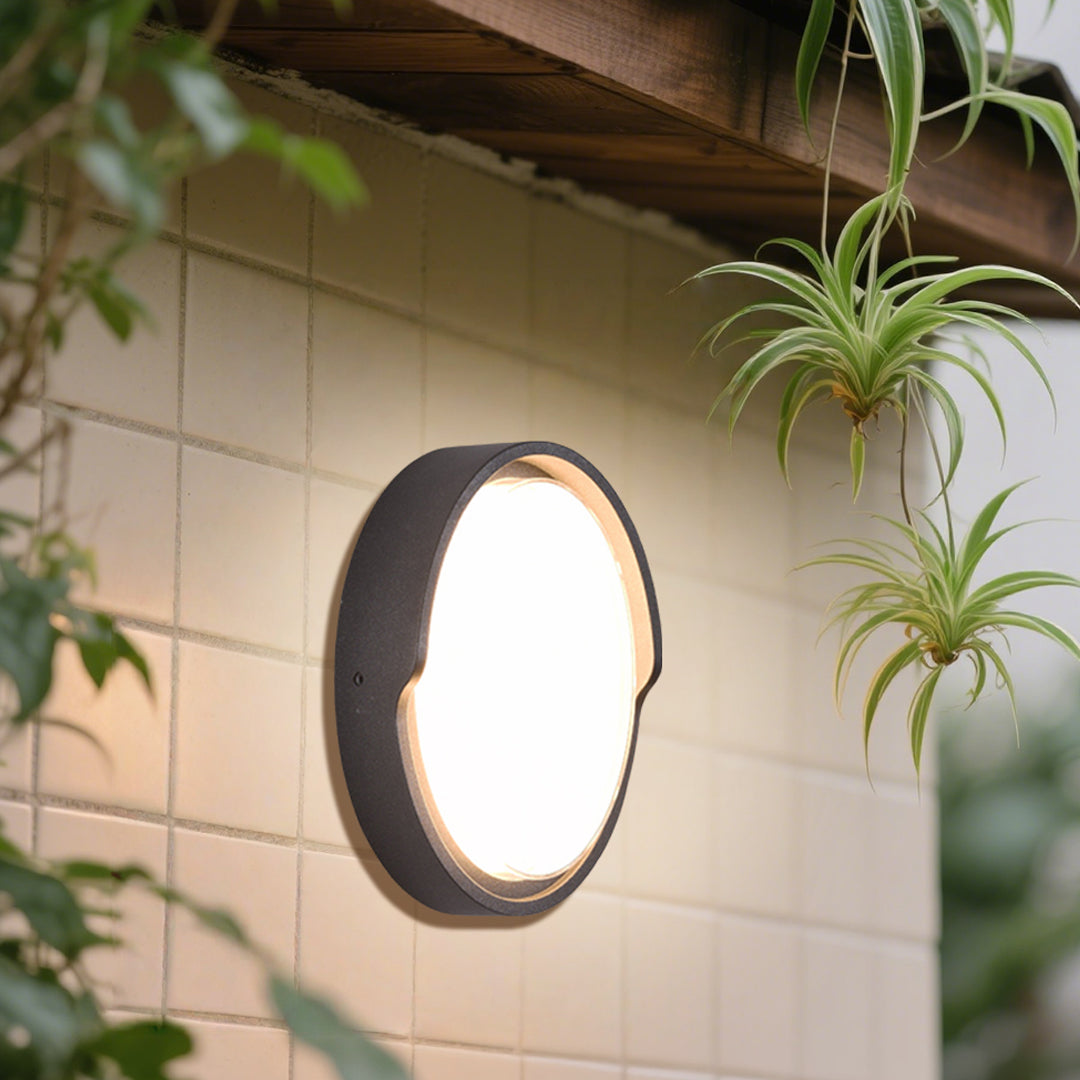 Minimalist Outdoor Wall Sconce in Black – Waterproof LED for Modern Facades