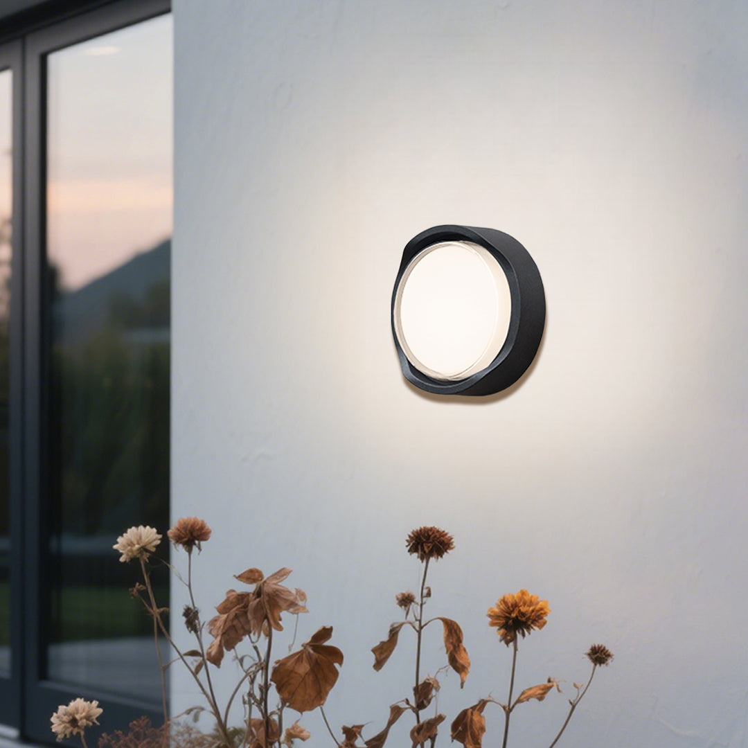 Minimalist Outdoor Wall Sconce in Black – Waterproof LED for Modern Facades