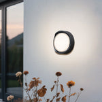 Minimalist Outdoor Wall Sconce in Black – Waterproof LED for Modern Facades