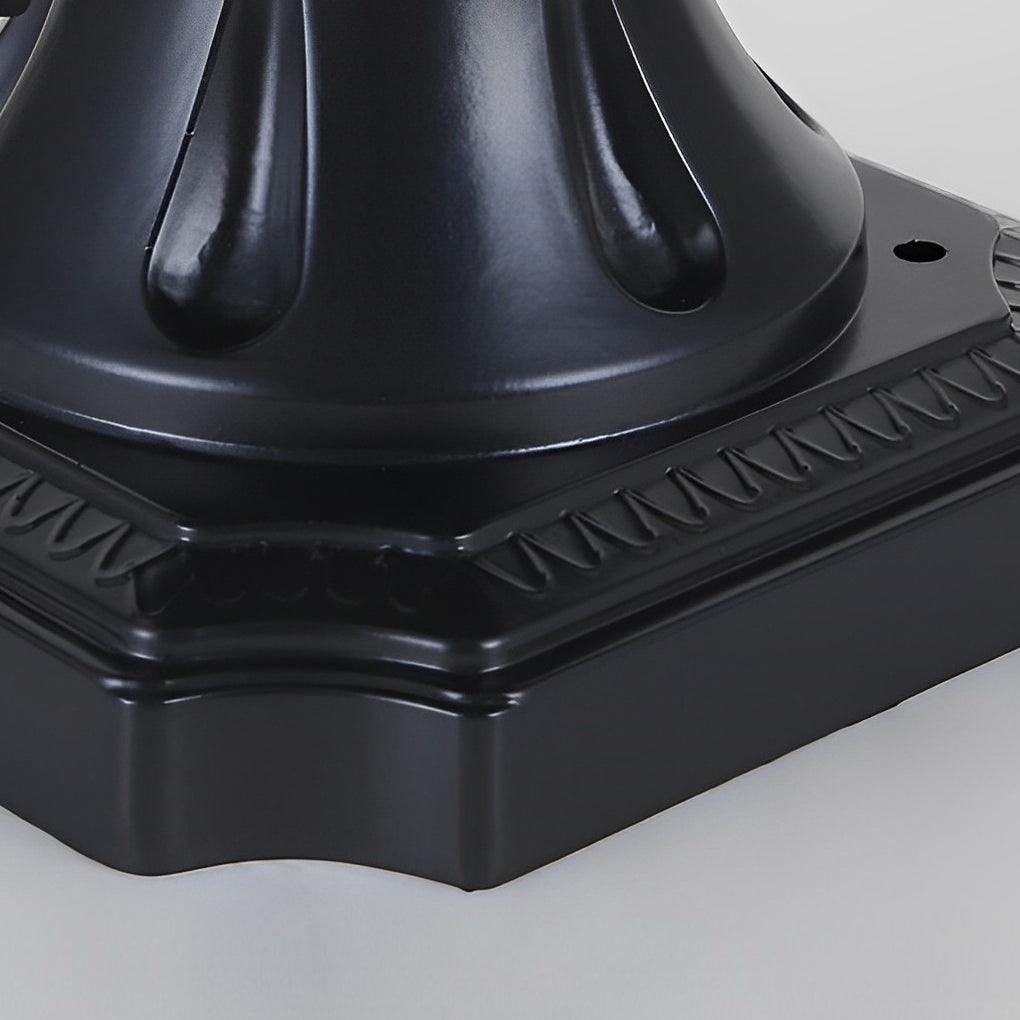 Solar-Powered Retro Post Light in Die-Cast Aluminum for Garden Paths