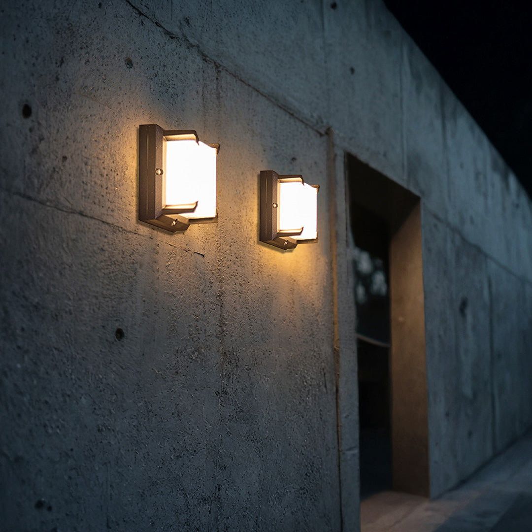 Modern Outdoor Wall Sconce in Black Die-Cast Aluminum