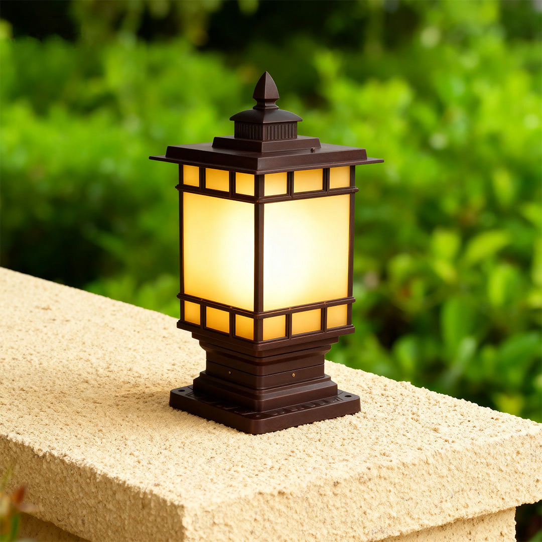 Vintage Outdoor Post Light with Aluminum Body and Glass Shade