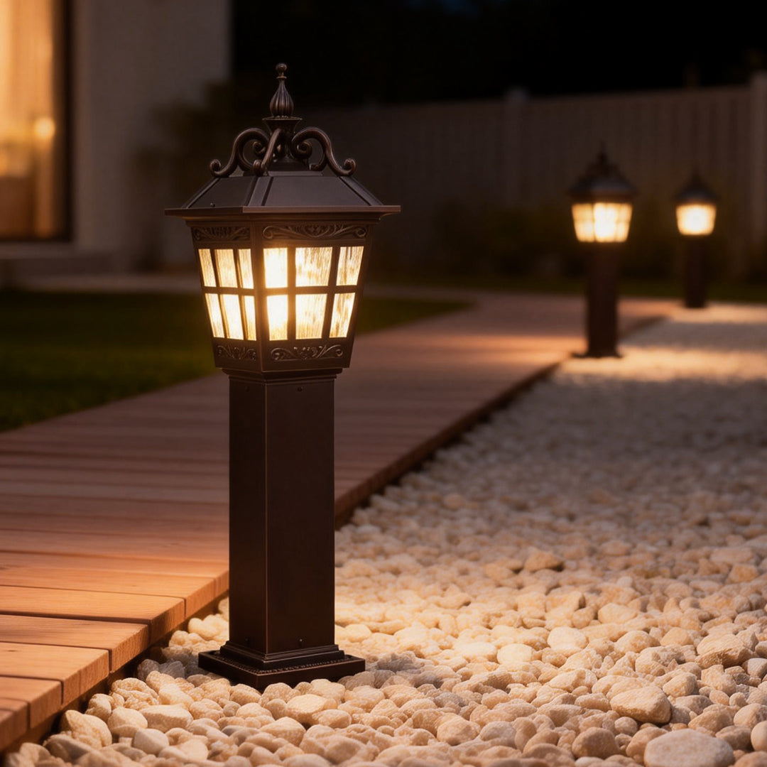 European-Style Cast Aluminum Outdoor Post Light with Clear Glass Shade