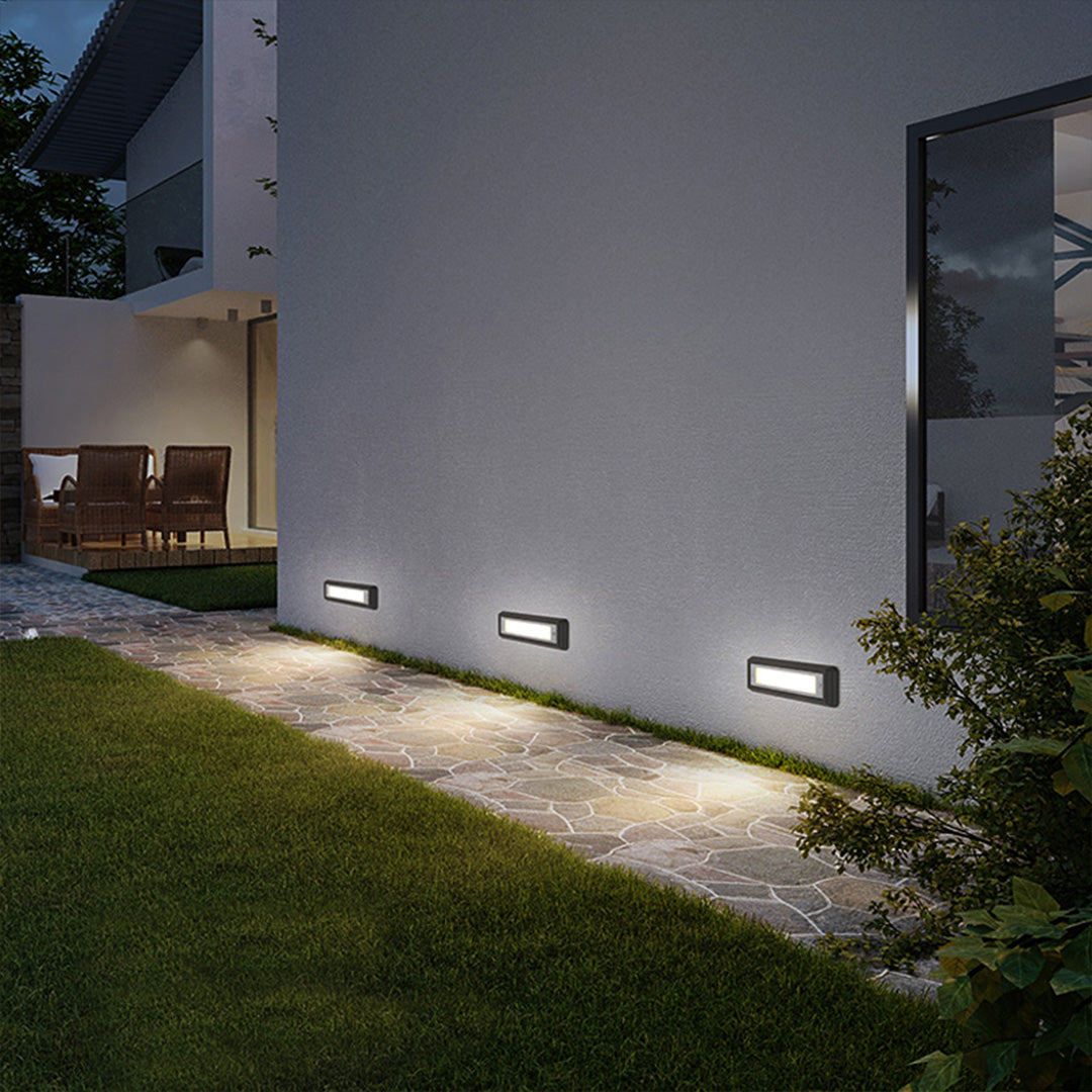 Recessed Step Light in Minimalist Aluminum for Architectural Outdoor Spaces